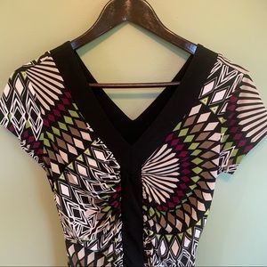Geometric shape top with V neckline, small